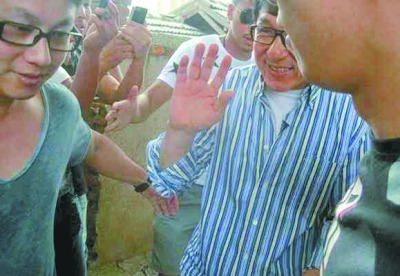 成龙回安徽老家认祖归宗与同父异母哥哥重逢(图)