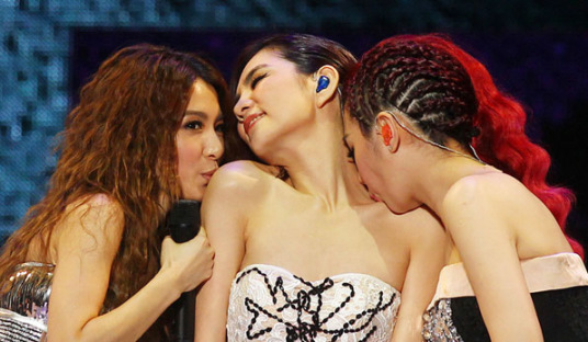 h.e演唱会香艳 selina,hebe亲吻ella锁骨