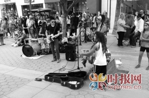 好声音冠军梁博美街头献艺知情人:他会回娱乐圈