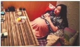 霍思燕挺巨肚大享美食网友怀疑其怀双胞胎(图)