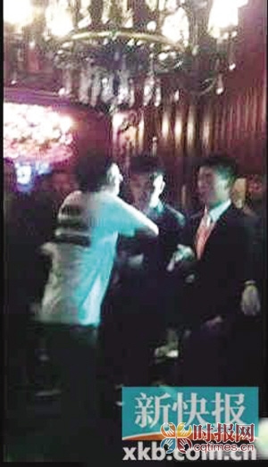 陈冠希夜店与保安打架被“街拍”(图)