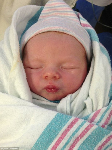 黑眼豆豆主唱菲姬儿子曝光 圆脸庞可爱(图)