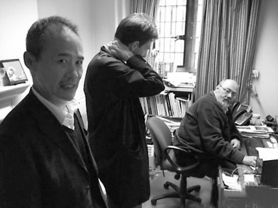 ��ʯ������ѧŮ�����ӬB����΢���Գơ���ǹ����ͼ��