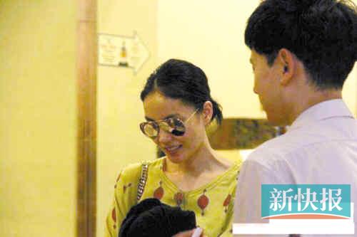 王菲离婚后赴印度朝圣笑容灿烂素颜低调(图)