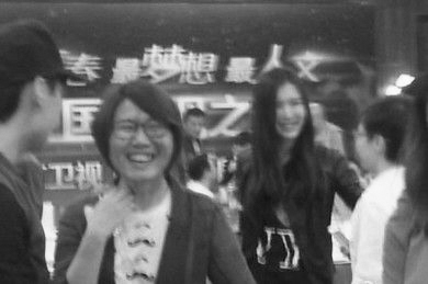 王石女友田朴珺现身“好声音”现场捧场男闺蜜导演