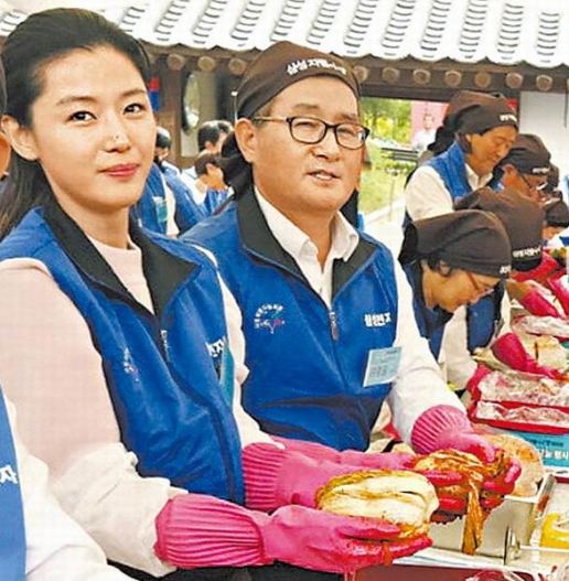 全智贤亲力亲为腌制泡菜为低收入者献爱心(图)