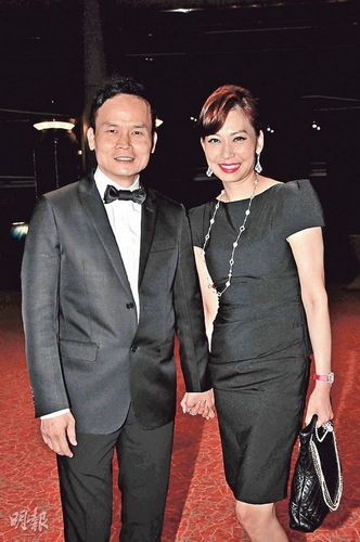 邝美云与男友十指相扣出席活动(图)