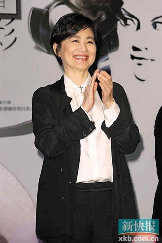 与旧情人秦祥林亲吻画面曝光林青霞开心笑(图)