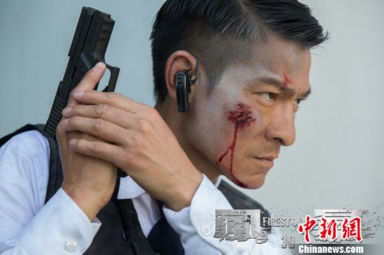 刘德华满脸血污剧照曝光 街头持枪对抗悍匪(组图)