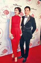 杨千嬅赞吴秀波帅气搞笑称老公在旁不宜太热情