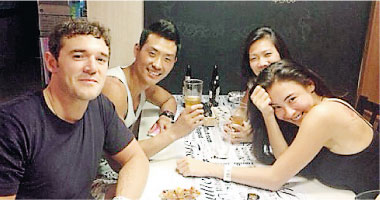 肌肉型男晒与张柏芝合照赞其素颜很美(图)