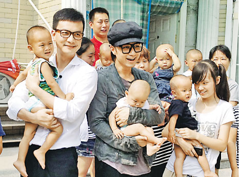 古巨基助养多位孩子被称呼爸爸很窝心(图)