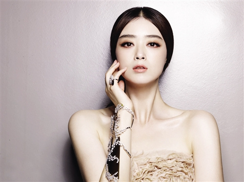 女星蒋欣性感大片曝光大秀迷人锁骨(图)