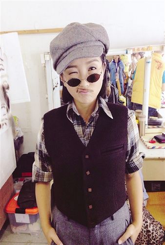 何洁晒搞怪照贴胡须变帅气假小子(图)