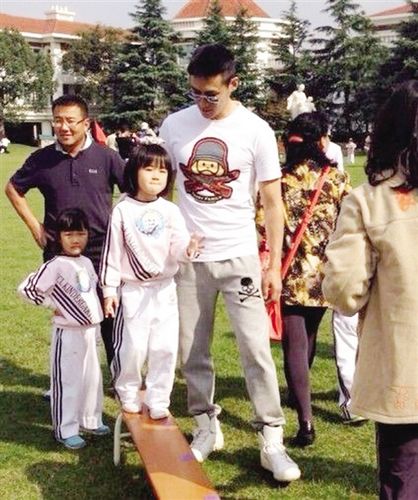 ½����Ů���μ��׶�԰�����˶����ֳ����ع�