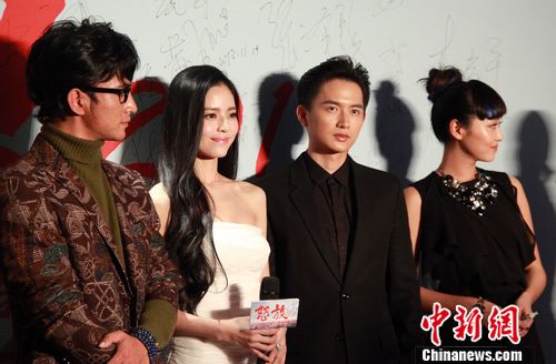 《怒放2013》吕聿来演摇滚青年砸坏5把吉他(图)