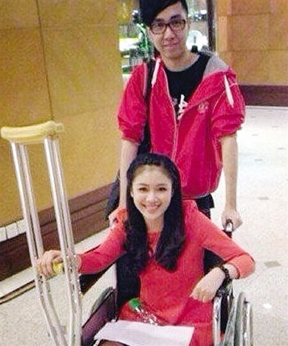 央视美女记者坐轮椅出镜靓丽私照曝光(图)