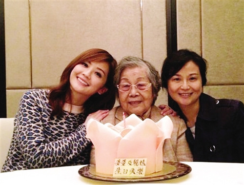 31岁蔡卓妍晒和家人庆生照(图)