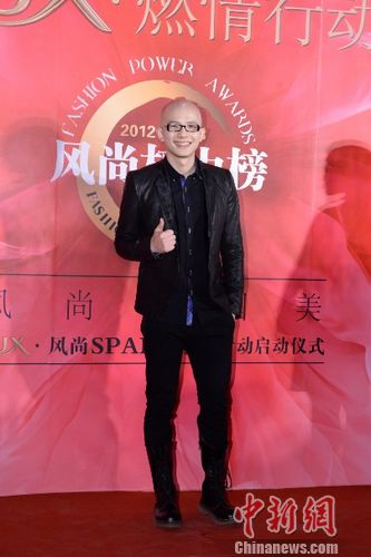 平安型男造型亮相获“年度最具人气明星”奖(图)
