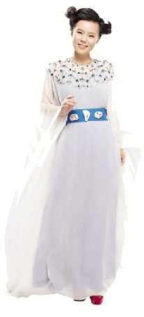 龚琳娜“双丸子头”造型曝光穿仙女服装(图)
