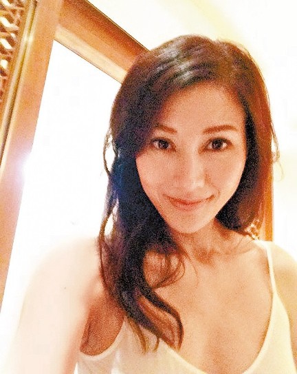 李嘉欣享受家庭之乐老公儿子愉快下棋(图)