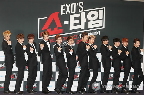 韩男团EXO出演真人秀节目街头拍摄惹粉丝围观