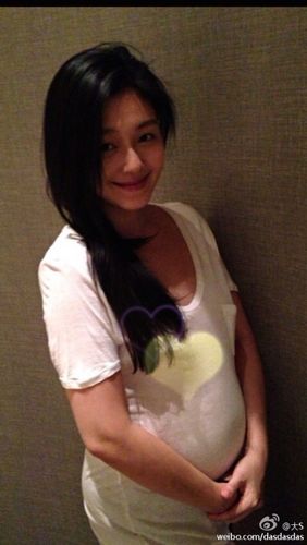 大S晒大肚照承认怀孕:我们一家有三口了(图)