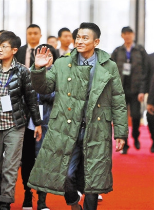 刘德华穿军大衣走红毯露脚踝显潮范(图)