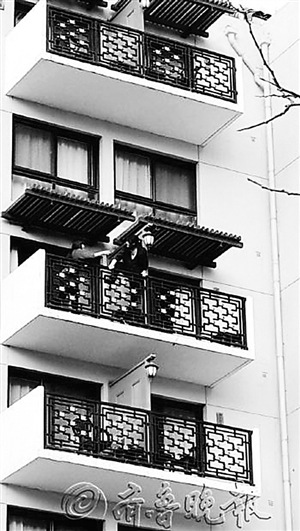 过气艳星于婕发传单度日欲跳楼自杀被救(图)