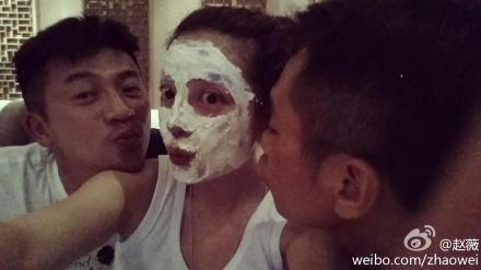 赵薇涂白面膜卖萌刘烨、苏有朋嘟嘴亲吻(图)