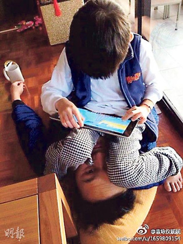 袁咏仪爱子坐骑老爸张智霖被压眼神哀怨(图)