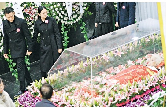 刘德华牵朱丽倩出席红线女丧礼女方身形臃肿(图)