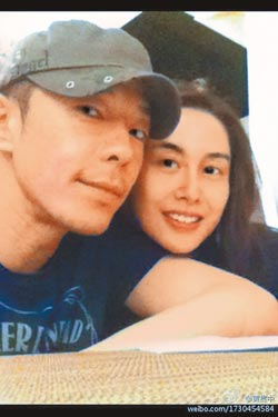 传黄贯中“杀父论”为炒作因与朱茵闹僵父亲劝和