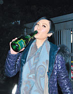 田蕊妮开香槟庆祝夺视后还未考虑是否续约TVB