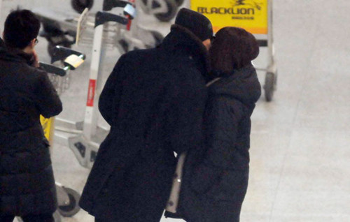 张亮机场热吻娇妻女网友“心碎了”(图)