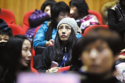 羽泉演唱会白百何到场羽凡不时冲妻儿做鬼脸