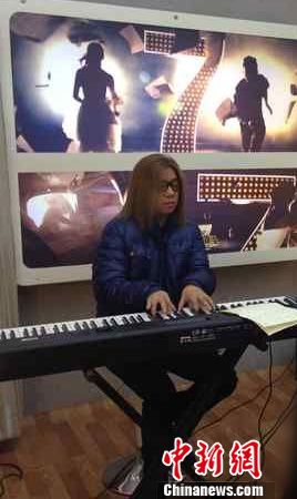 郭峰现身《我是歌手》第二季录制现场(图)