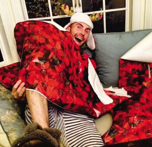 明星欢度圣诞亚当·莱文用包装纸将自己包起来