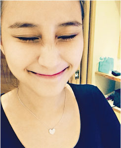 何超莲晒笑容满面美照疑获吴克群送项链开心