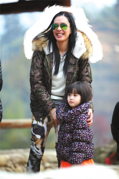 钟丽缇和小女儿考拉