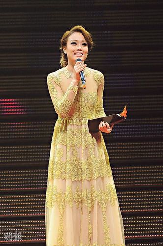 容祖儿何韵诗成陌路 同场现身隔多个座位坐(图)