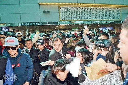 韩国男团EXO离台场面混乱粉丝试图冲过保安(图)