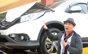 刘畊宏出外景遭车祸车头和水箱当场撞烂(图)