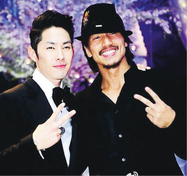 言承旭与吴建豪合影曝光满脸胡须被封“大叔”(图)