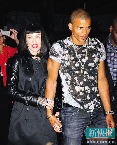 55岁麦当娜又有“新欢”男方为26岁舞男(图)