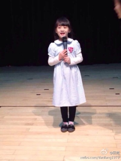 田亮女儿森碟当幼儿园主持人演出成功不怯场(图)