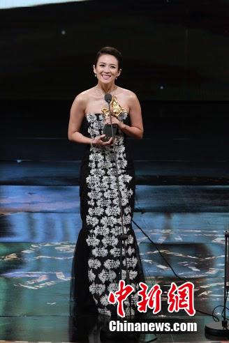 章子怡亮相“文联春晚”穿靓装登台给观众拜年