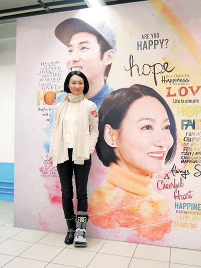 惠英红现身左脚打石膏为身体减拍动作片(图)