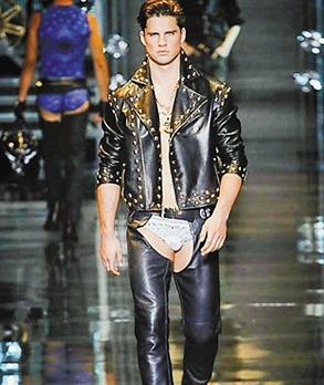 范思哲"男模穿"开裆裤"走台1"范思哲"男模穿"开裆裤"走台2"范思哲"