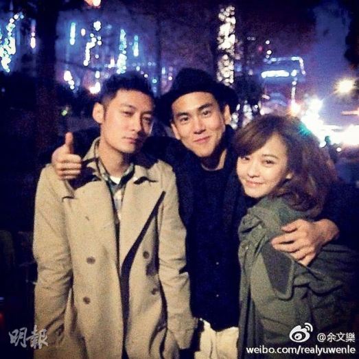 余文乐深夜晒陈意涵扁嘴照粉丝大呼:在一起(图)